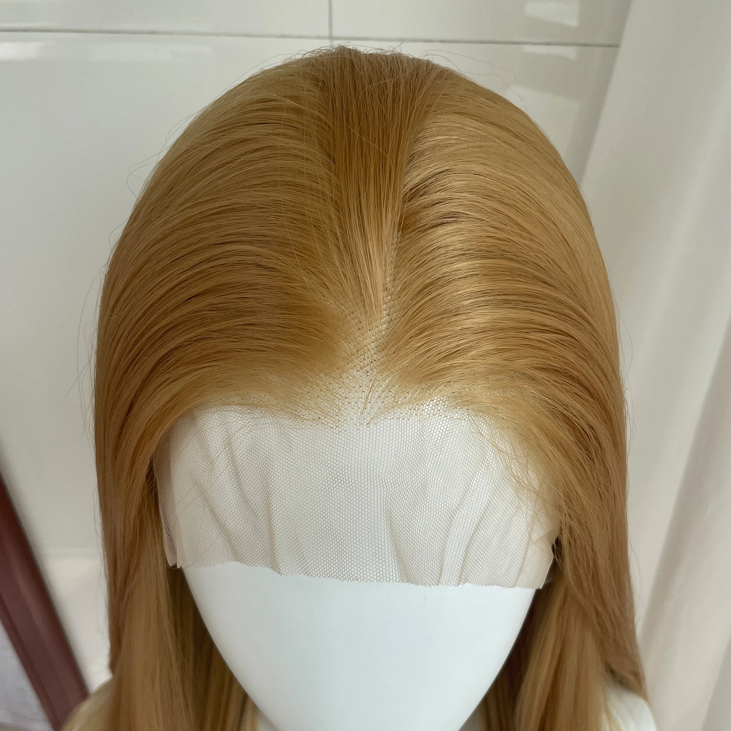 Goldblonde lange gerade 13x4 synthetische Lace-Front-Perücke für Frauen 26 Zoll leimlose Perücke halb handgebunden 150 % Dichte mittlere Kappe – Detail 2