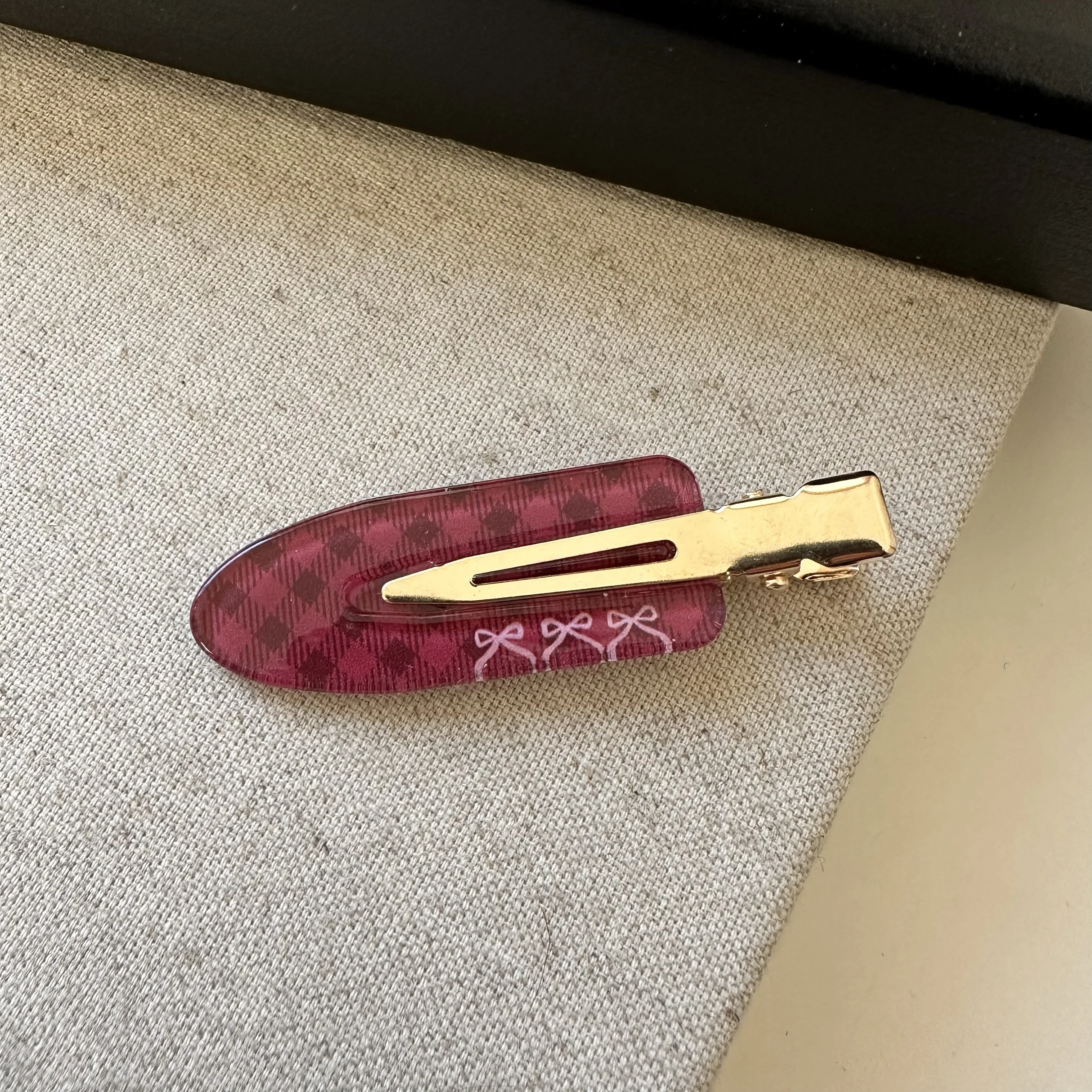 A small black and red grid