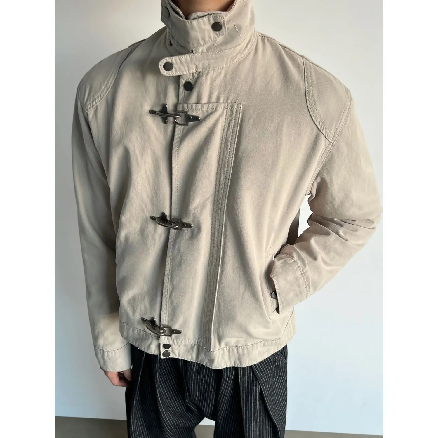 ג'קט עבודה רטרו קז'ואל קצר בסגנון אמריקאי עם צווארון עומד, בד פוליאסטר עם כפתורים כפולים וכיסים