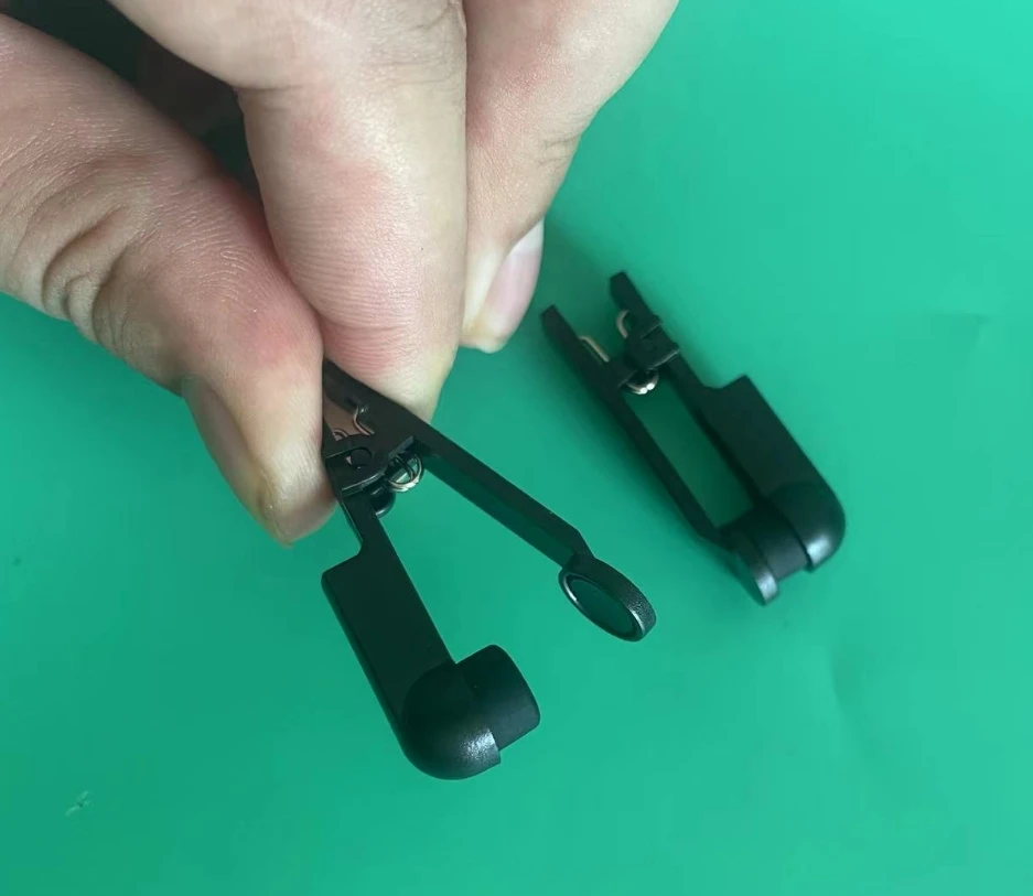 4 Qty Black Single sided Ear Clip Electrodes Adapter CES Therapy TENS Device Carbon/Rubber Thick silicone With 2.0mm
