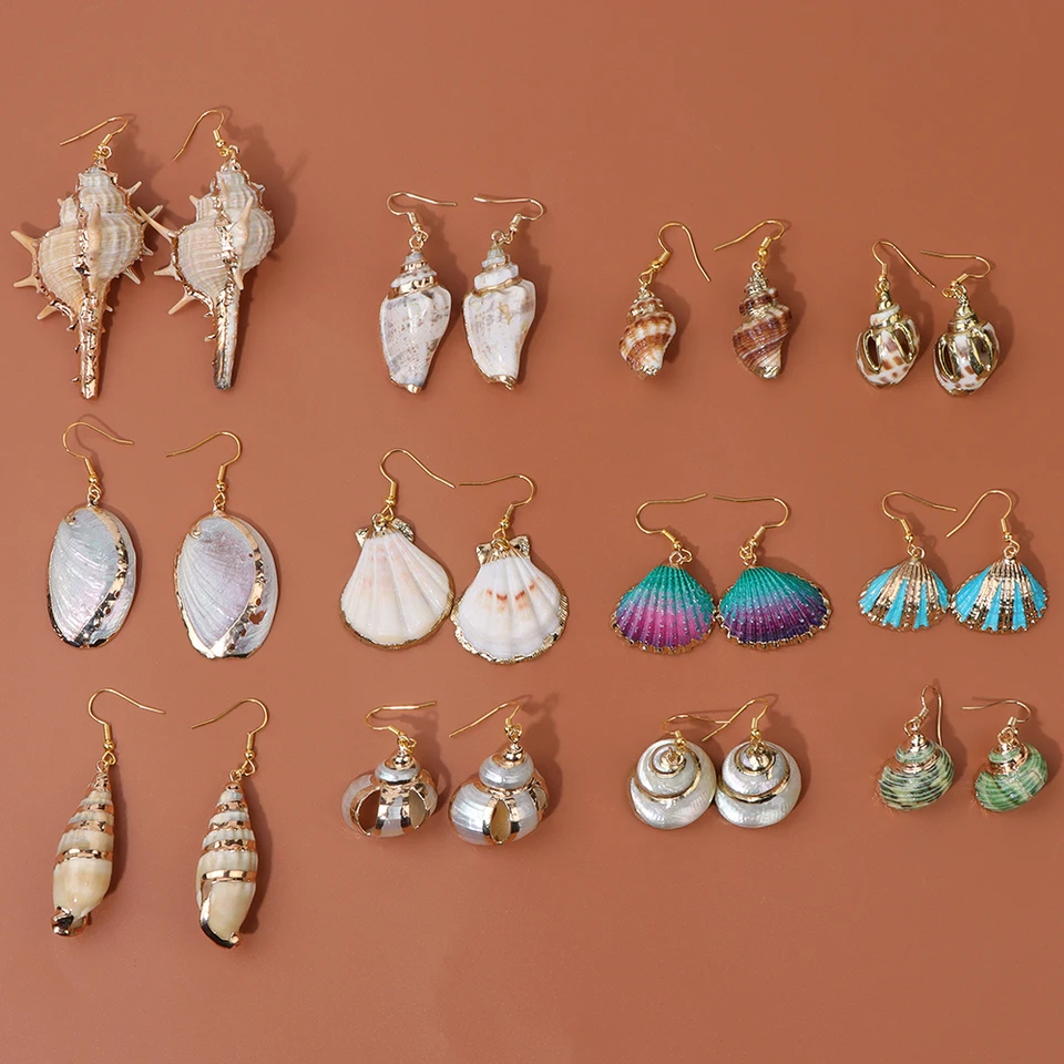 Orecchini da spiaggia Boho: orecchini con conchiglie di ciprea color argento e nappe beige - Italia