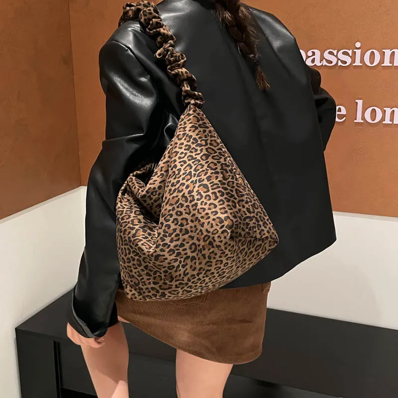 Large capacity trendy fashion handbag shoulder bag2025Autumn and Winter New Niche Simple Crossbody Commuter Tote