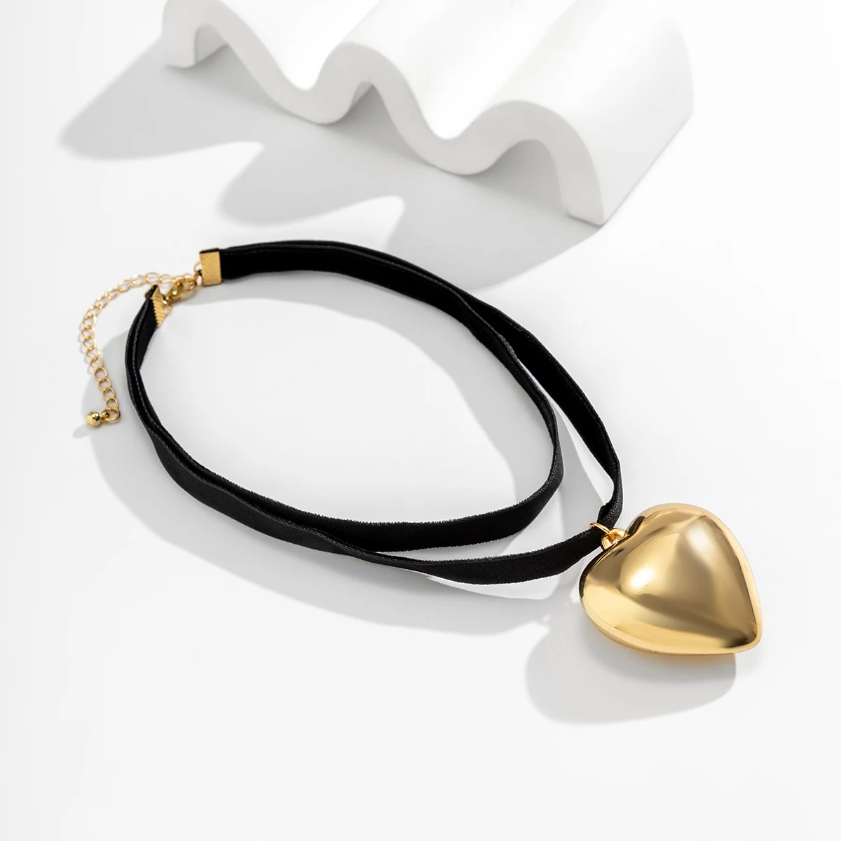 MWUMRCM 2 pezzi Collana Girocollo a Cuore Gioielli Elegante Fiocco Intrecciato Catena Regolabile in Velluto Nero oro Collana con Ciondolo a Cuore Grande per Ragazze e Donne