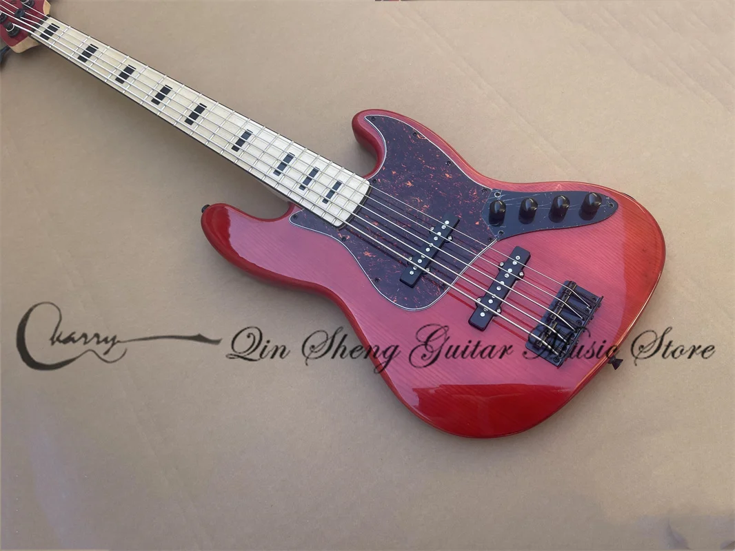 5 Corde Red Bass Guitar Jaz Body Ash Wood Body Maple Fingerboard Batteria Attiva Red Tortoise Shell Guard Factory Custom
