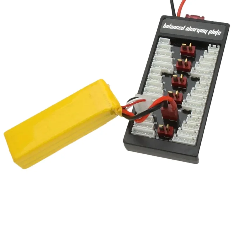 Carte de charge parallèle 6-en-1 T-Plug 2S-6S pour batterie Lipo avec un drone RC en arrière-plan