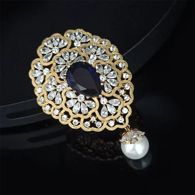 High Grade Palace Style Geometric Shaped Brooch Exquisite Hollow Petal Shell Pearl Corsages Women Clothing Accessories Jewelry