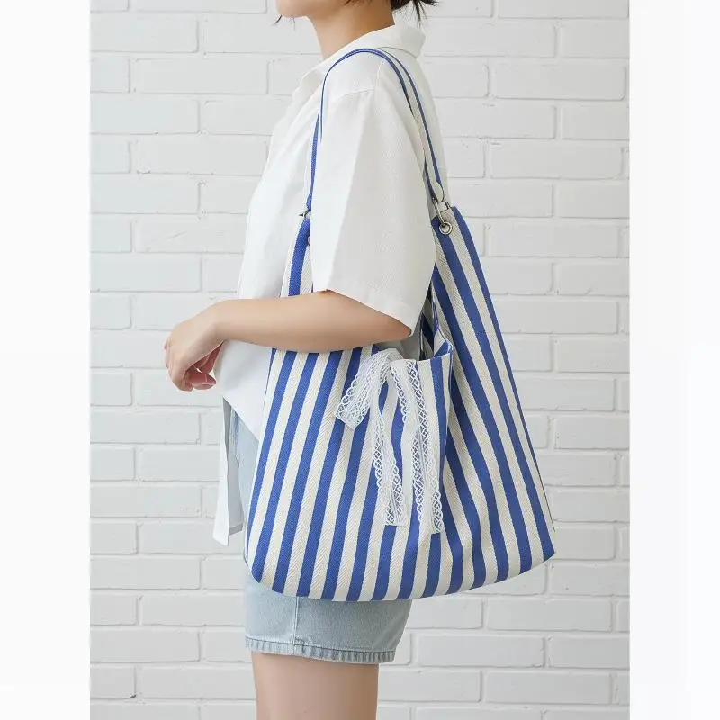 Borsa hobo a righe da donna con decorazione a fiocco in pizzo, borsa tote in tela, borsa a tracolla reversibile - immagine 6