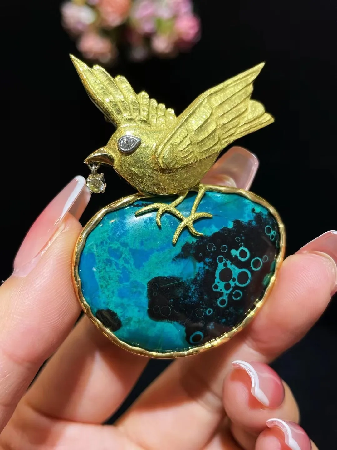 Рисунок 2 - Брошь в виде птицы из натурального малахита