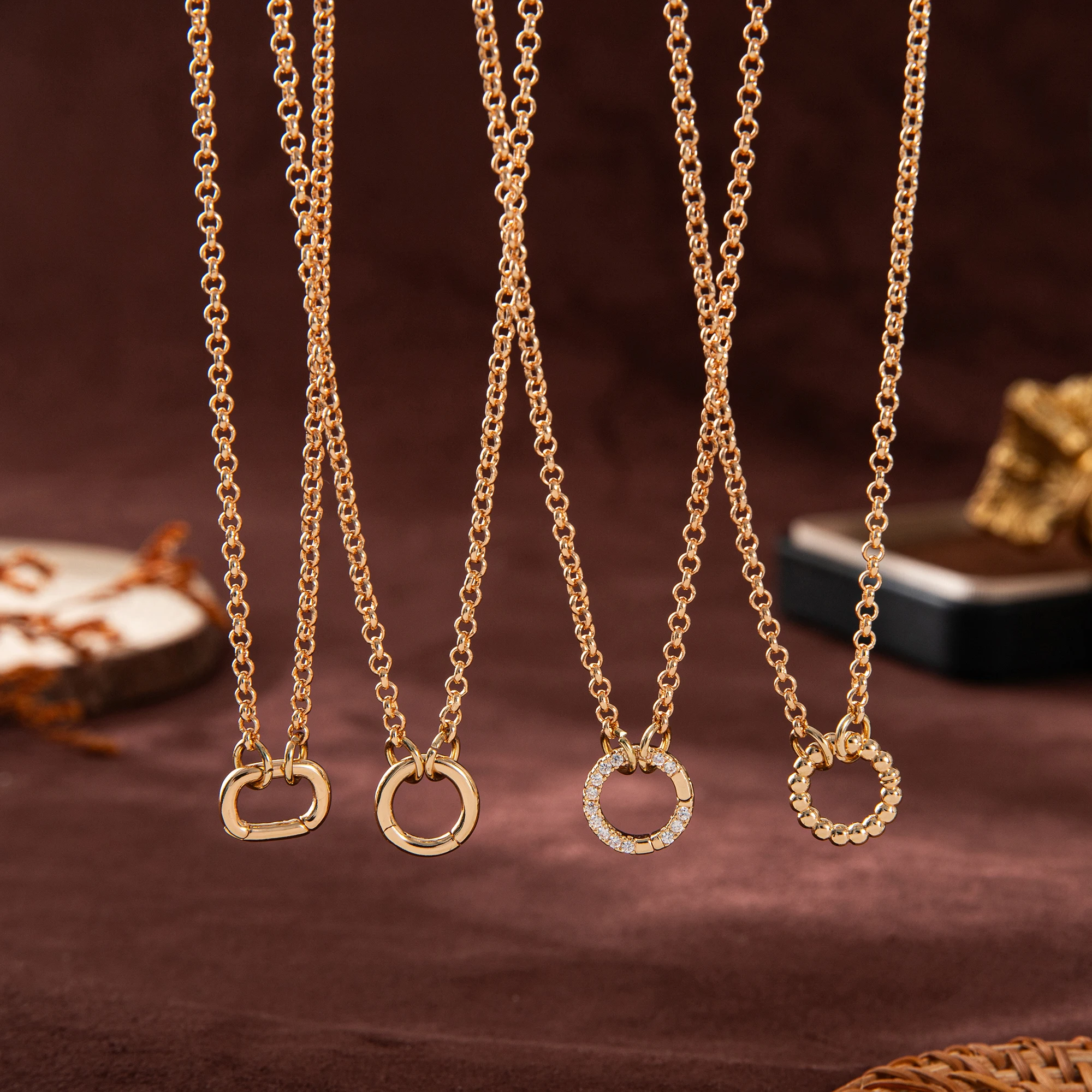 18K Vergoldete Kupfer-Halskette mit Exquisitem Rundem Anhänger und Kristallverzierung, Elegantes Schmuckgeschenk