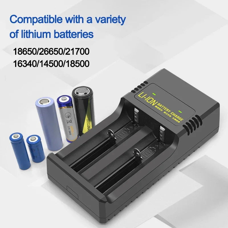 Vue rapprochée du chargeur intelligent montrant les contacts métalliques et le logo du fabricant, avec une batterie 21700 en place.