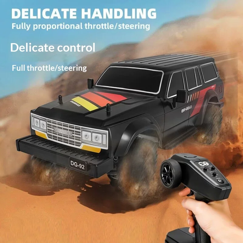 Voiture RC 4WD 1:16 tout terrain 35km/h RTR noir et jaune en action, soulevant de la poussière