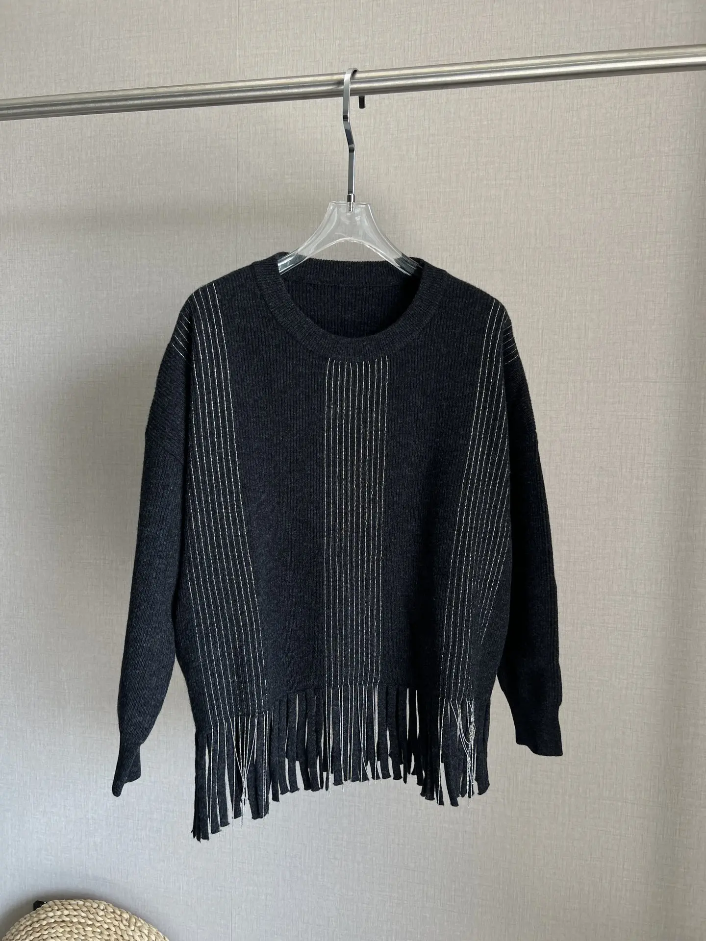 

Autumn and winter new, cashmere fringe sweater, fabric weaving method is fine and soft. Classic crewneck, lift neck line