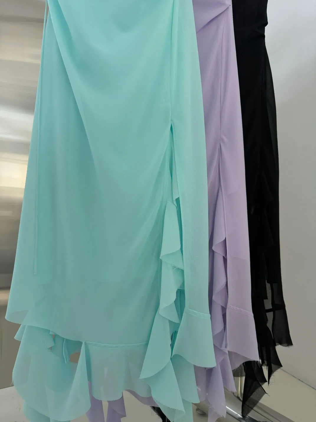 

Платье с асимметричным подолом и оборками спереди slitNO66