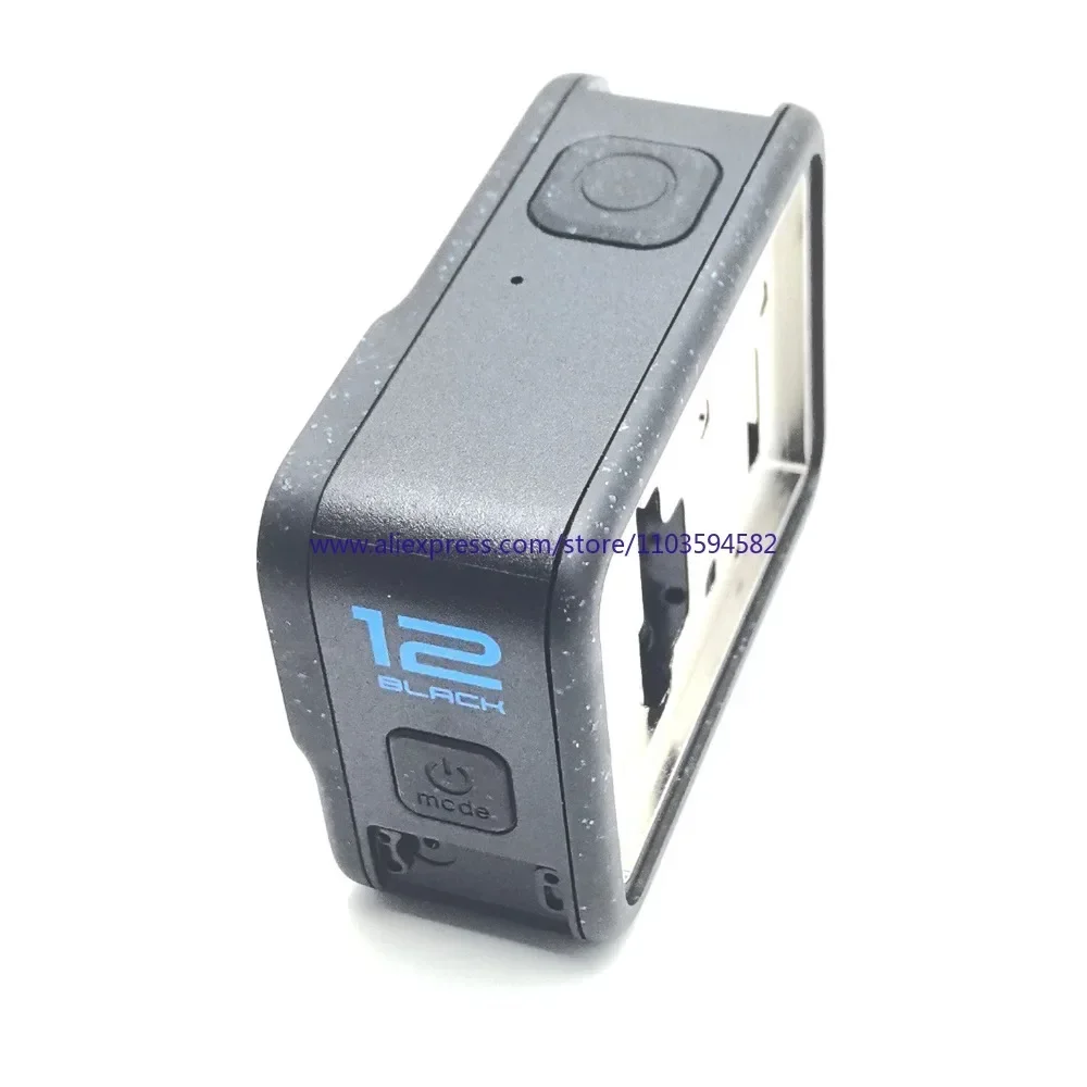 GoPro Hero 5 noire filmant un surfeur sur une vague, éclaboussures d'eau.