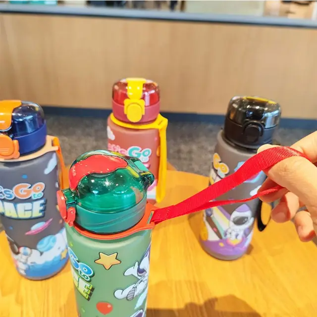 High Quality 700ML Astronaut Space Cup Plastic Seal Sippy Cup Cartoon With Latch Water Bottle Outdoor Sports 4