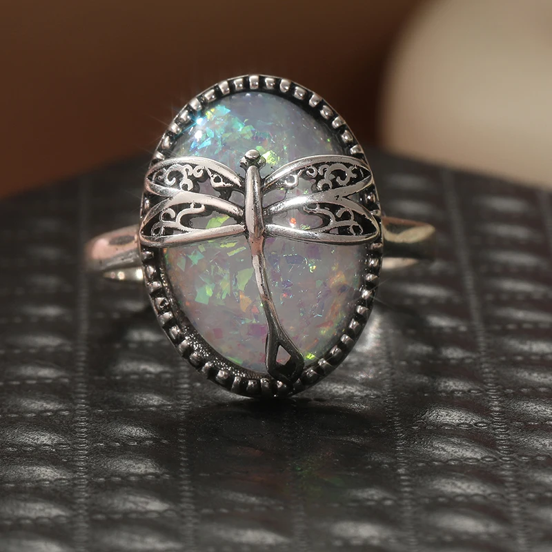 Bague exquise et créative incrustée d'opale synthétique grande taille, sculptée à la main en forme de libellule, pour femme, élégante, vintage, accessoire de bijouterie pour banquet