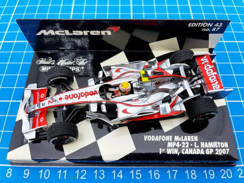 

Миниатюрная модель автомобиля Гамильтона, 1: 1 F1 MP4-22 2007 L. Первая победа в Канаде, ограниченная серия, металлическая статическая модель автомобиля из смолы, игрушка в подарок
