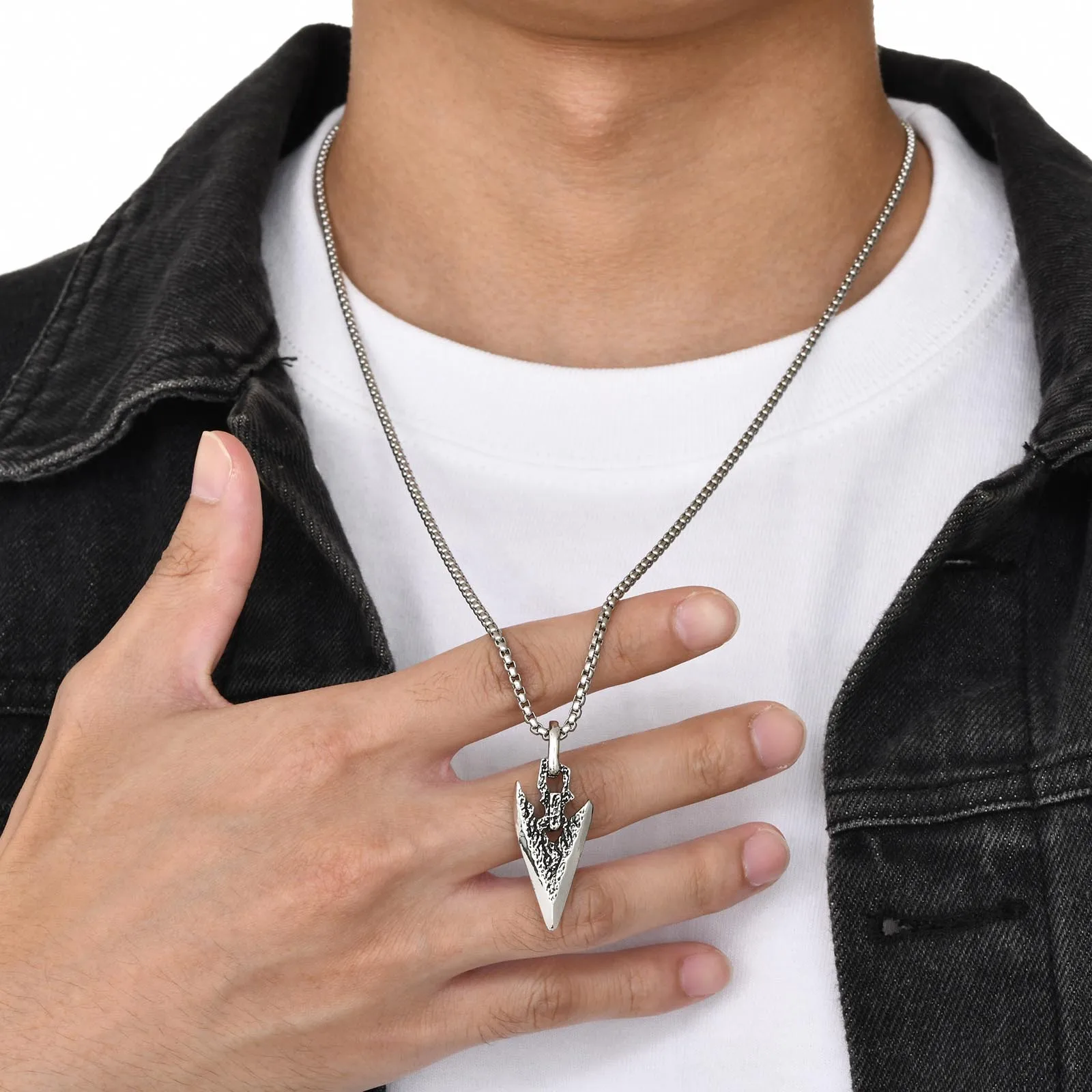 アクセサリー KOHSHIN SATOH Arrow necklace Amazon.com: SONGCHANG JEWELRY JJBA Anime Necklace & Keychain