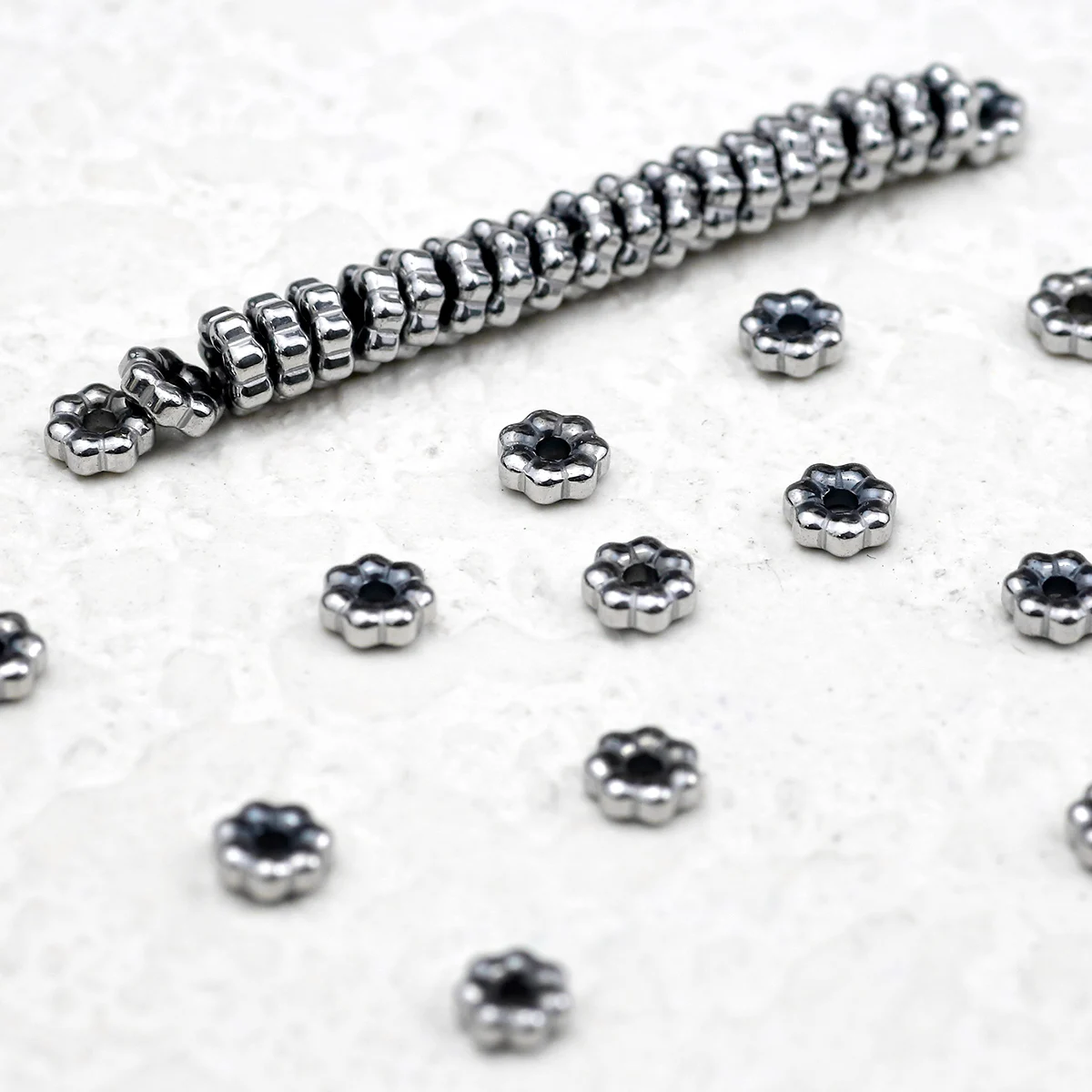 5×1mm Plated-Gold Natural Hematite Flat Chrysanthemum White