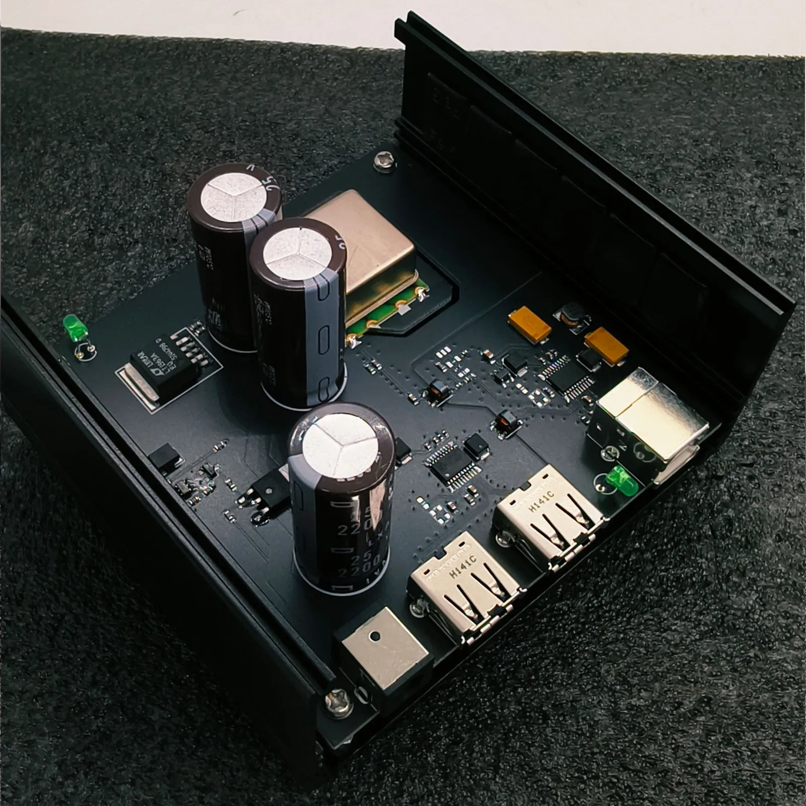 HiFiAMP OCXO 1-IN 2-OUT USB 디지털 오디오 절연기 USB 워터 워싱 장치 내장 저위상 잡음 OCXO