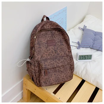 Zaino da donna con stampa leopardata bordeaux, zaino da scuola in nylon di grande capacità, zaino da viaggio casual alla moda per ragazze adolescenti