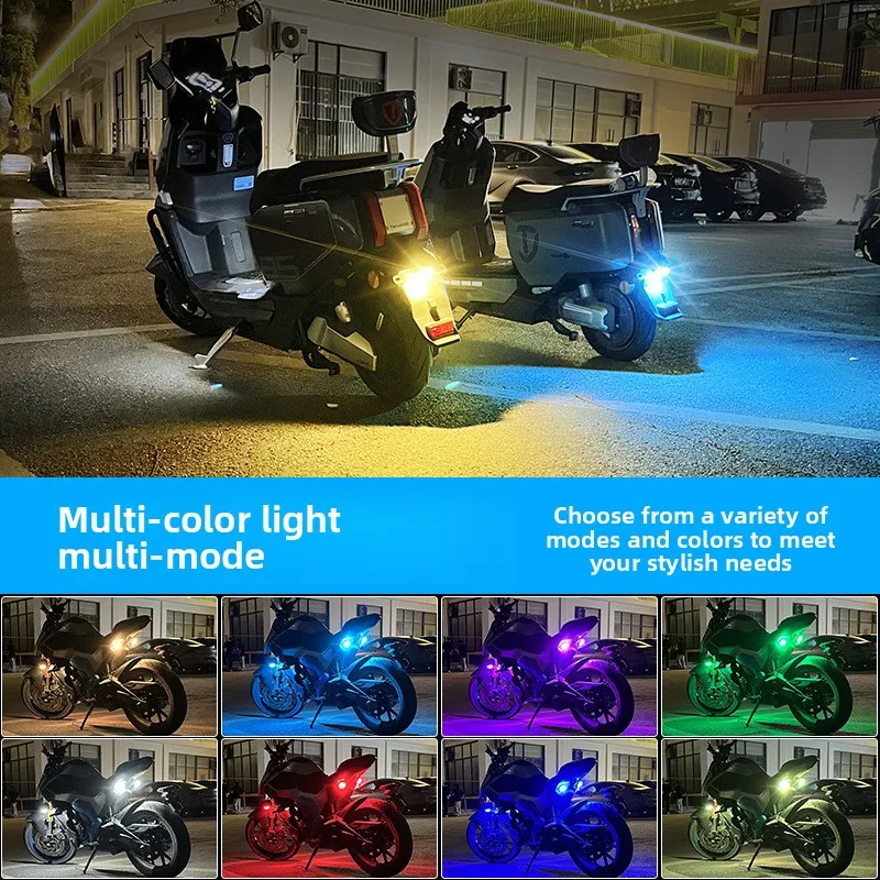 Lampe LED magnétique pour moto allumée en rouge, accrochée à un casque, éclairage sécurité rechargeable visible.
