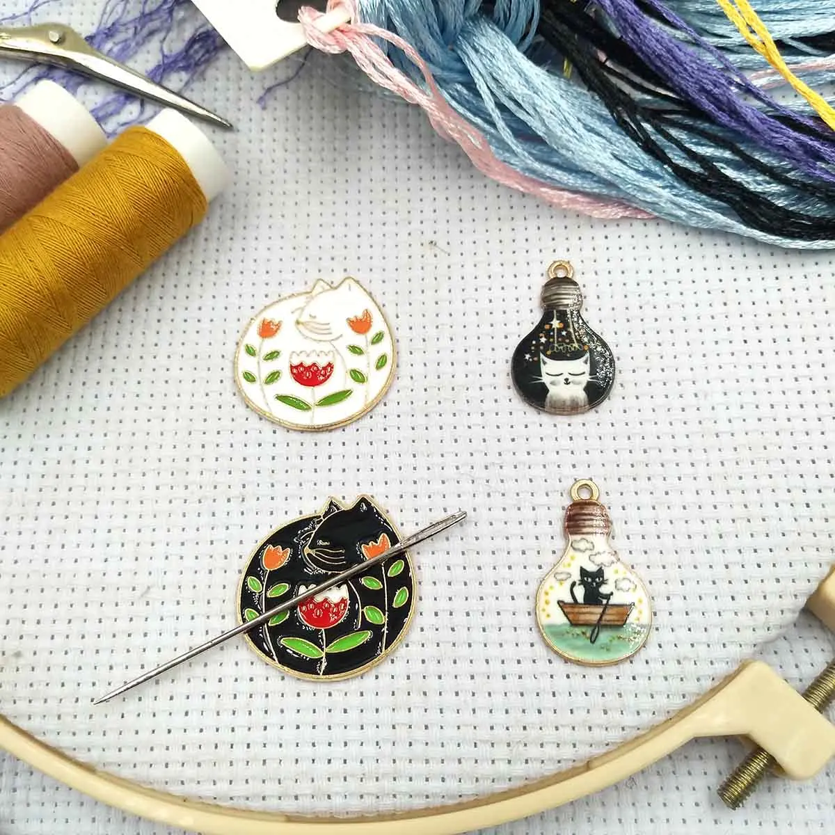 Needle Minder-juego magnético de 2 Gatos, imán de costura blanco y negro, buscador de agujas, agujas de retención, aguja de bordado, niñera