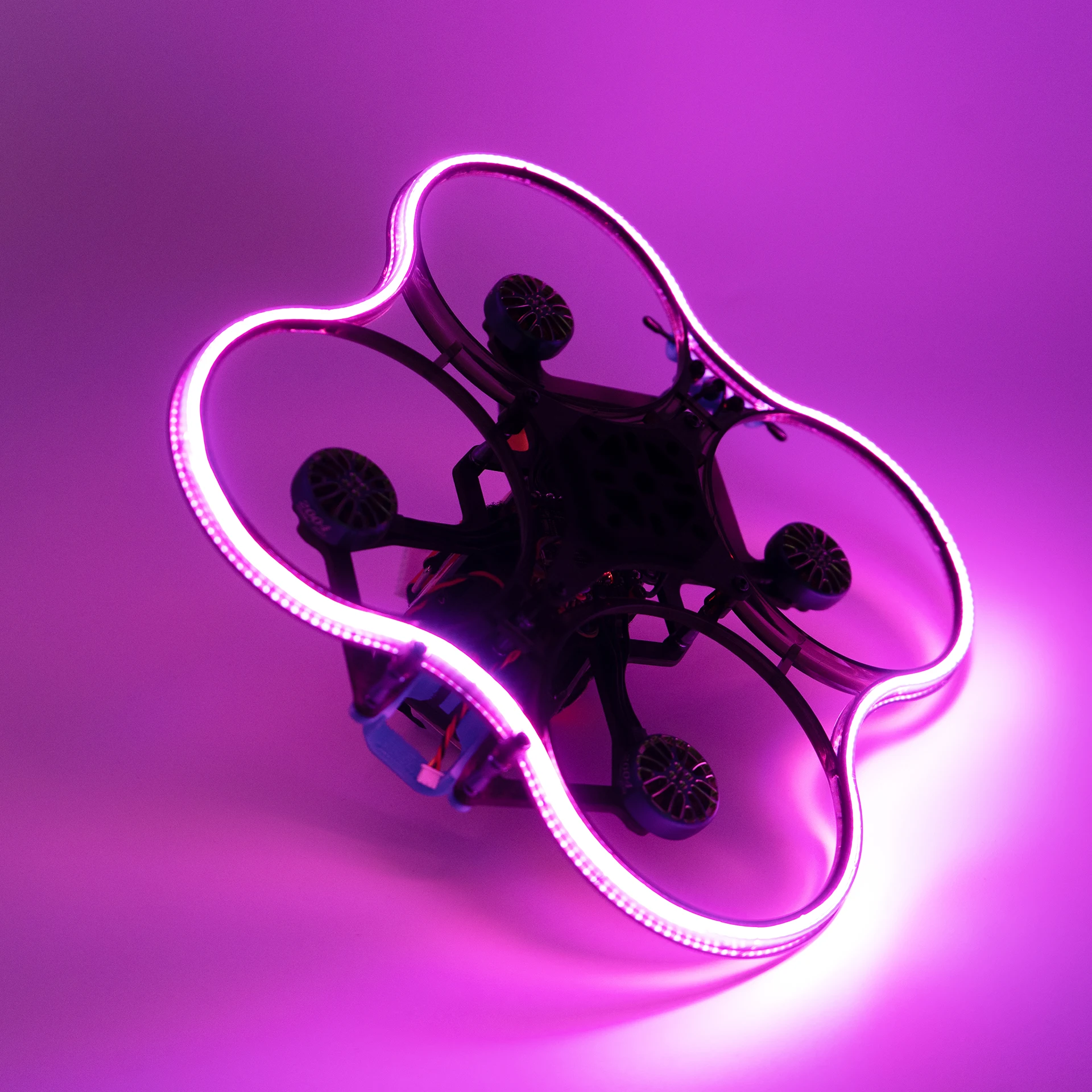 Bande LED HPXGRC 500mm allumée avec un dégradé de couleurs, posée sur une surface sombre.