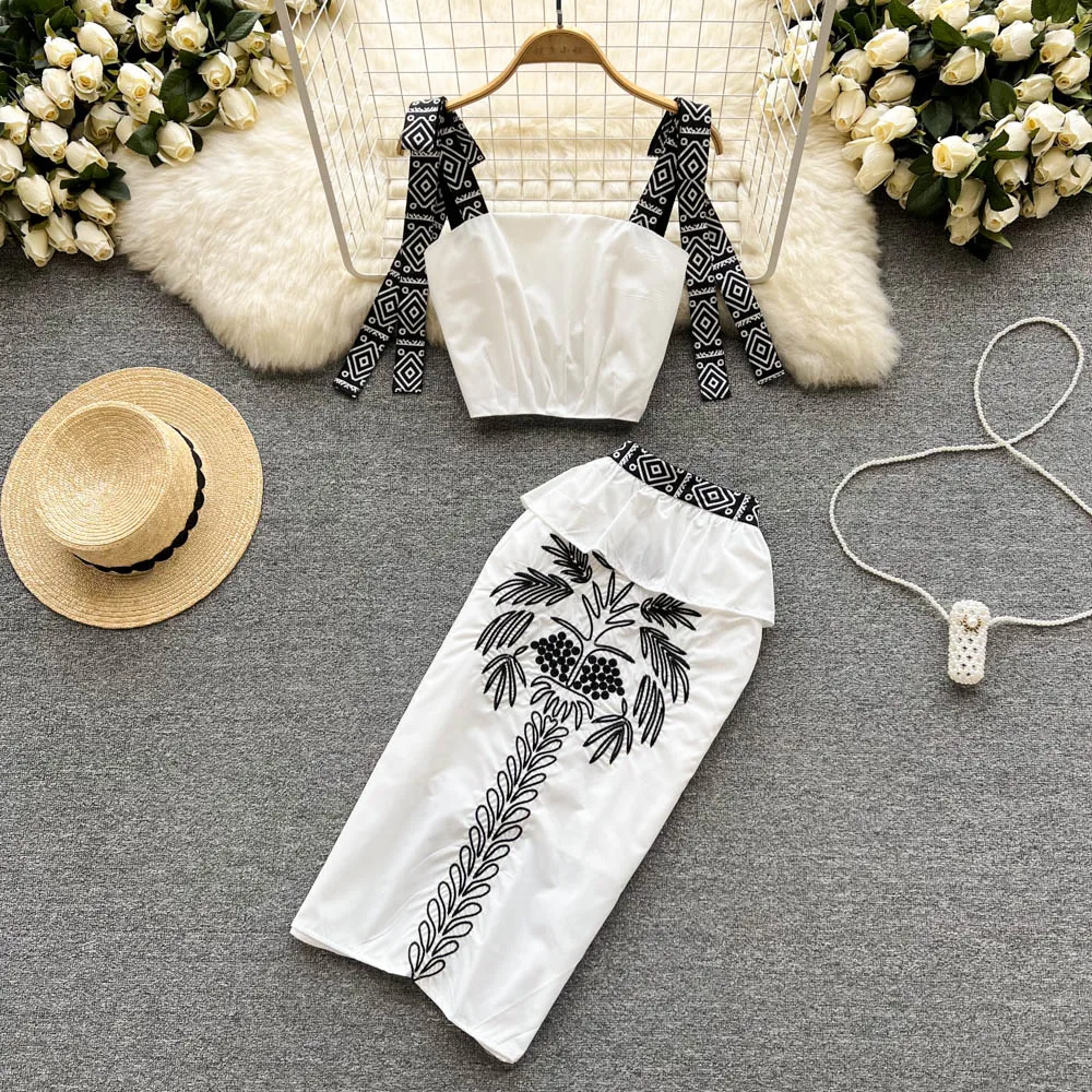 

2022 Goddess Fan Suit Feminine Design Sense French Short Sling Top Embroidered Skirt Two-piece Set