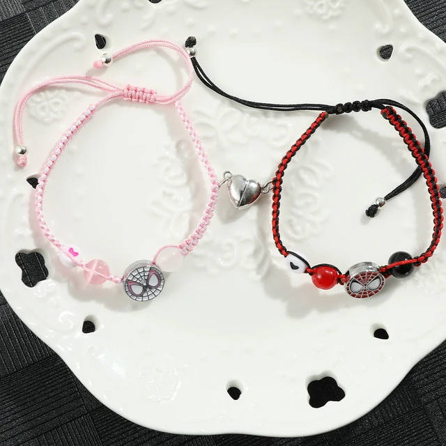 Le bracelet de couple Spider-Man pour la Saint-Valentin est un cadeau réglable adapté à un usage quotidien.