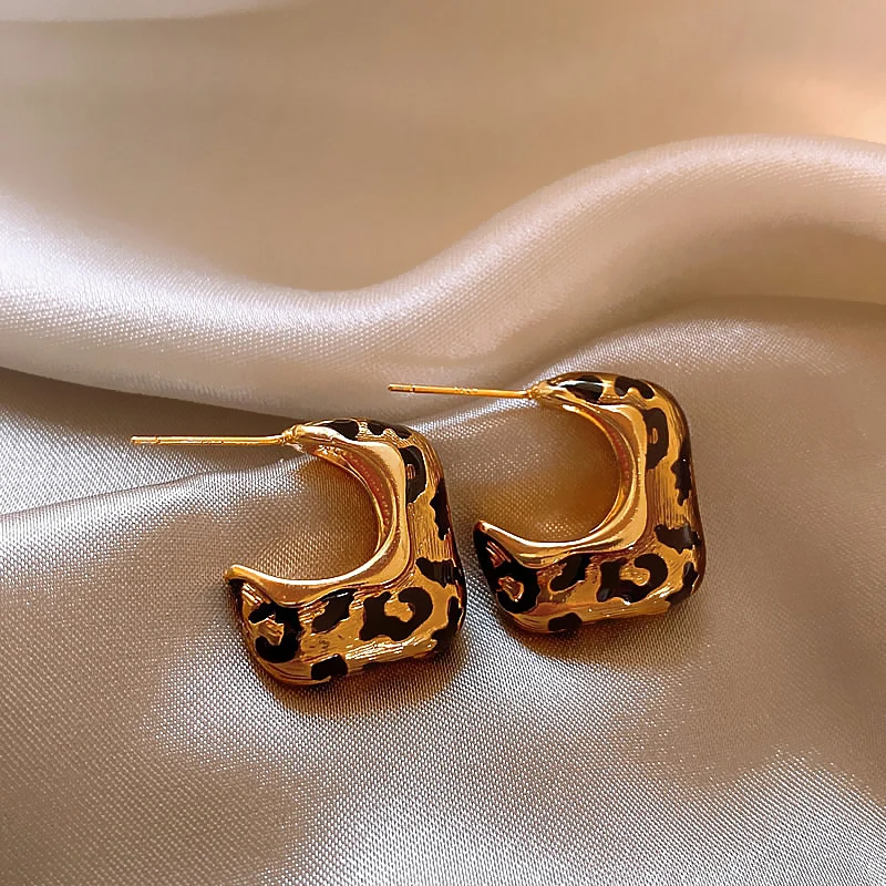 Goldfarbene C-förmige Ohrringe aus Metall mit Leopardenmuster für Herbst und Winter 2025, Schmuck für Damen, Weihnachtsmode-Accessoires – Detail 8