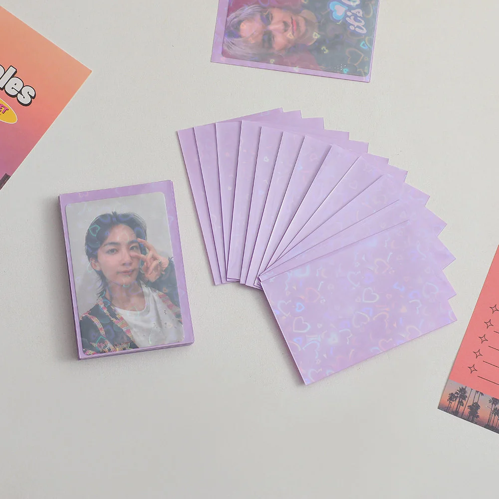 50pcs 다채로운 레이저 하트 카드 필름 심장 모양의 반짝이는 보호 ID 학생 게임 마카롱 레이저 카드 PVC 카드 슬리브