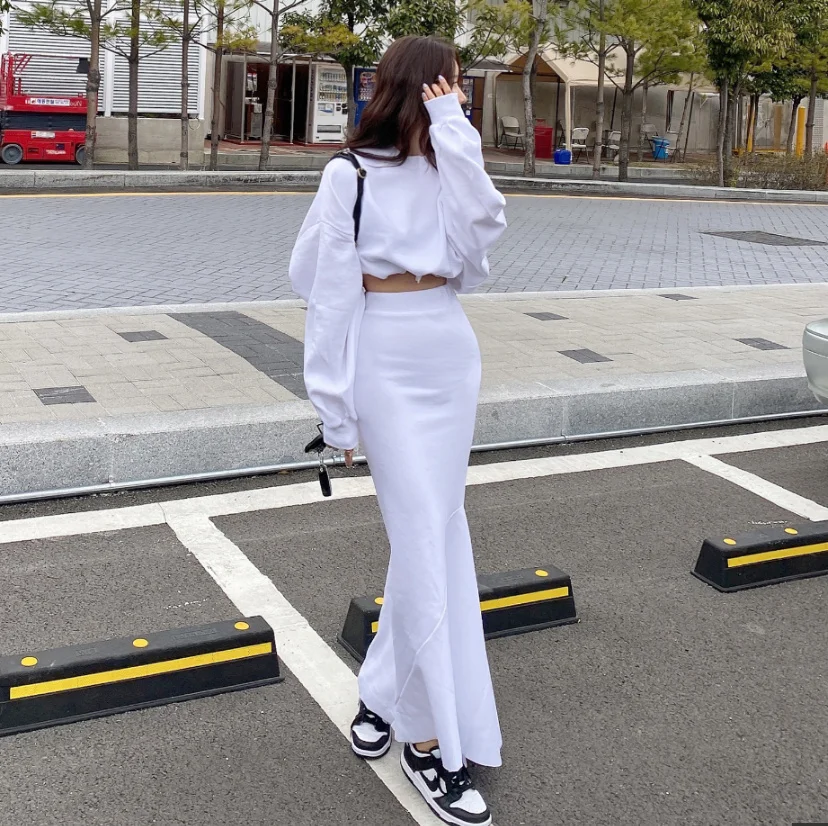 

South Korea's East Gate 2023 fall new solid color long-sleeved round neck sweater high waist fishtail skirt two-piece women