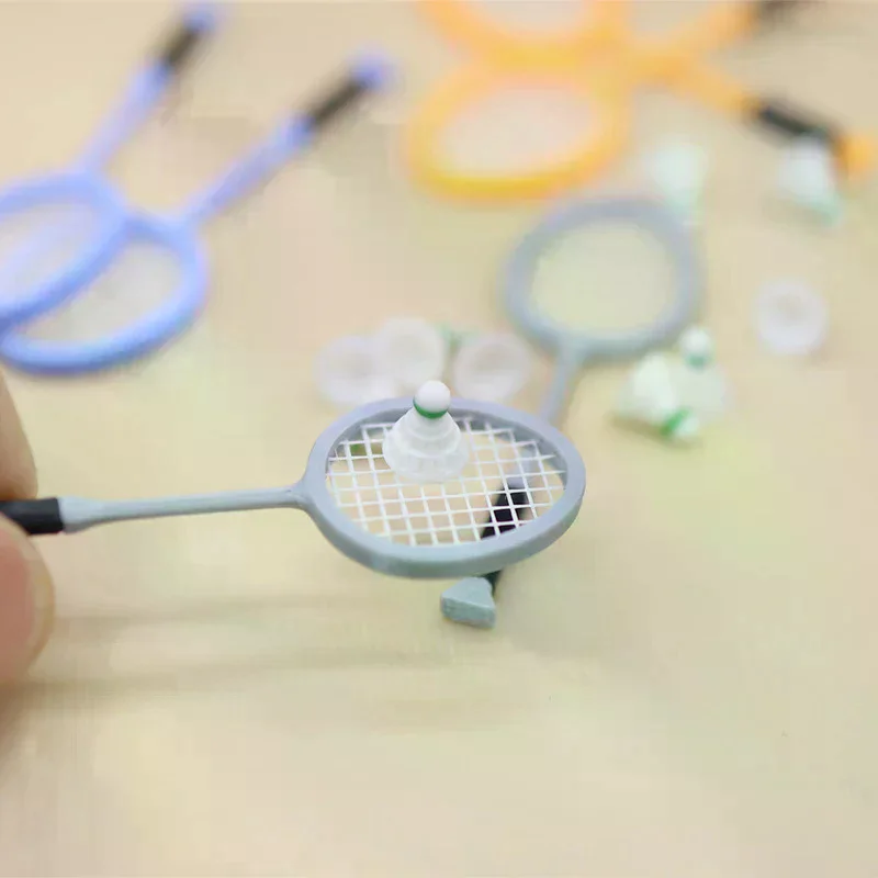 1Pair 1:12 Dollhouse Simulation Mini Badminton Racket Set Dollhouse Sports Scene Decoration Dolls House Pretend Play Toys