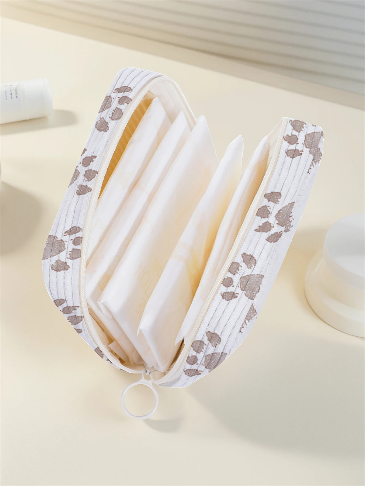 Claw print pattern printed sanitary napkin storage bag, women's lightweight tissue bag, sanitary tissue bag