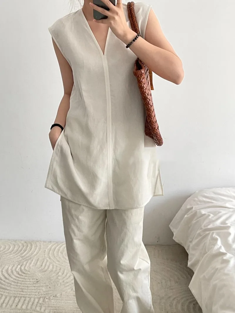 

Fashionable loose fitting women's shirt with niche design, minimalist style, loose and versatile deep V-neck vest shirt