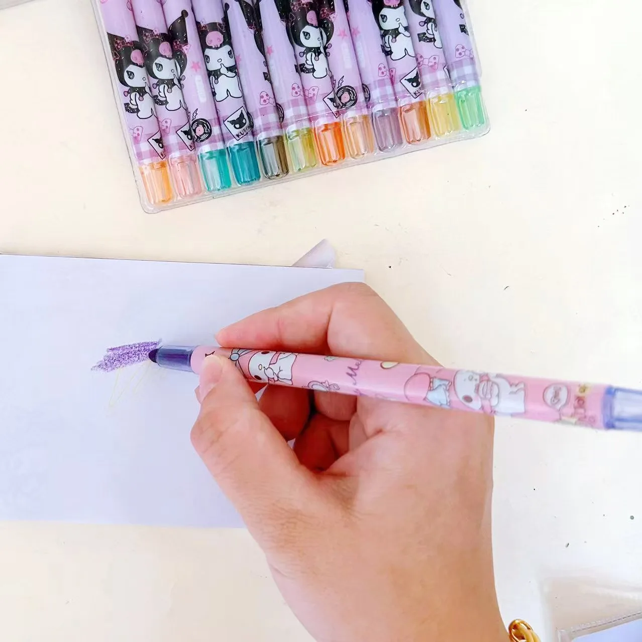 Set di pastelli rotanti Sanrio a 12 colori, pastelli retrattili, per colorare, disegnare e schizzi artistici per bambini. - immagine 5