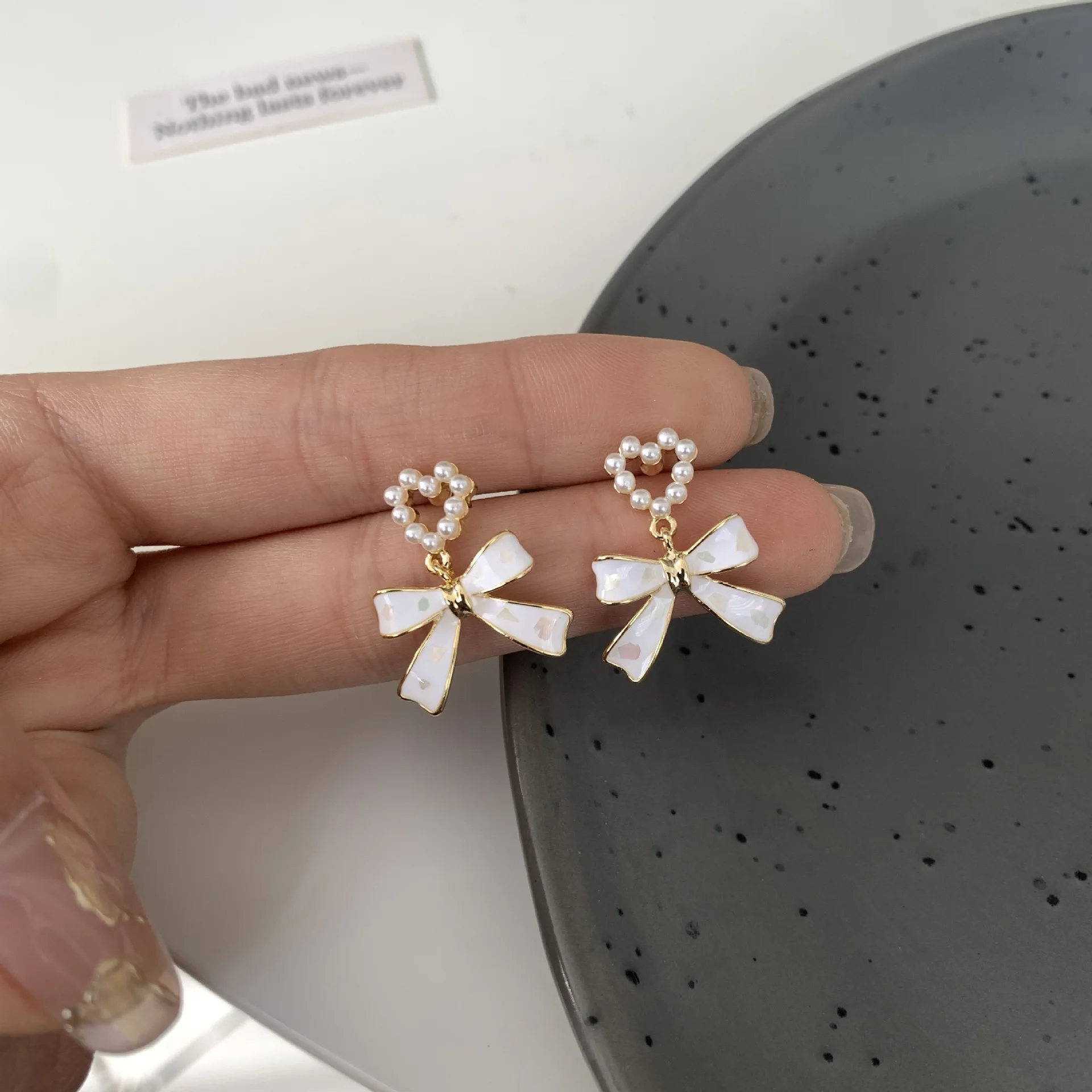 2022 New Simple Enamel White Bow Ear Clip on Earrings Female Fashion Sweet Pearl Heart Clip Earrings Without Piercing for Women 4