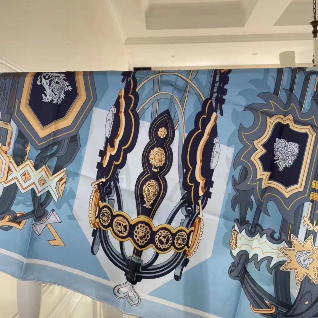 Рисунок 6 - Женский шёлковый квадратный шарф