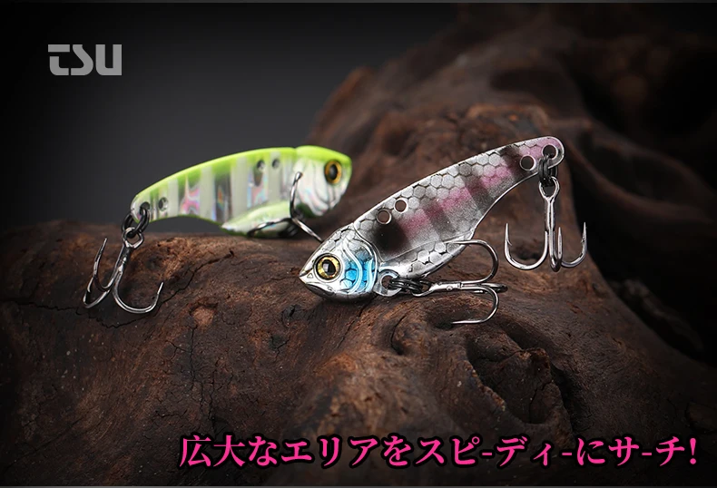 Deux leurres de pêche artificiels finement conçus de tsurinoya ares-a, un métal vibrant avec un motif vert vif et argenté et une finition métallique aux teintes rosées, présentant un centre de gravité bas, des attaches doubles pour la ligne et un œil 3D, en cinq couleurs.