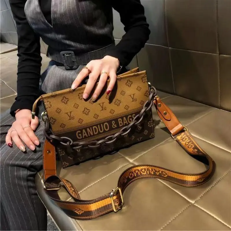 

High Quality Washing Bag 2023 New Niche Light Luxury Envelope Bag Wide Shoulder Strap Single Shoulder Crossbody Underarm Bags