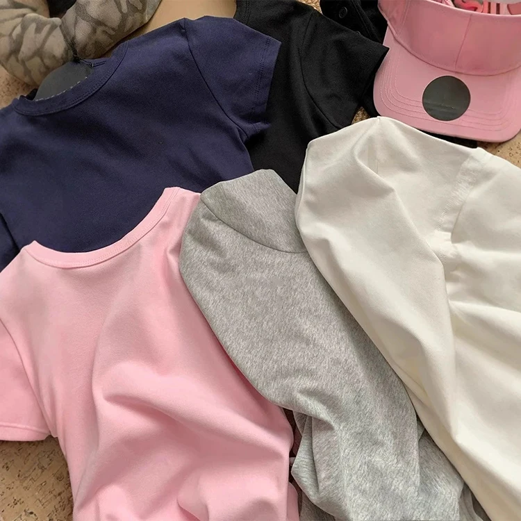 Rundhals-T-Shirt mit kurzen Ärmeln für Damen, schmal geschnitten und schlank machend, vielseitiges, einfarbiges, kurzes Oberteil. – Detail 4