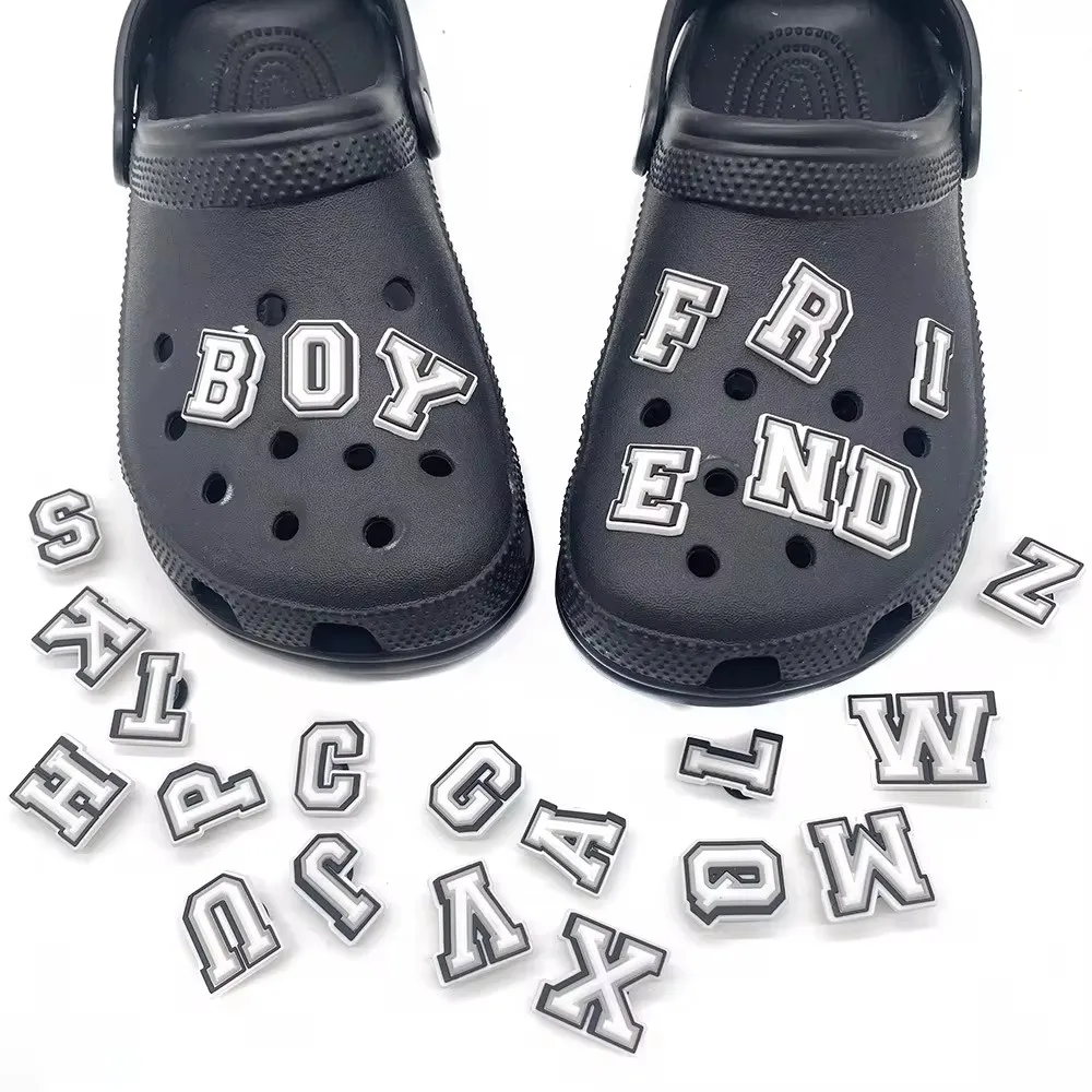 Beliebte original PVC schwarz und weiß Schuhs chnalle Zubehör Charme DIY Kombination Englisch Brief Sandalen dekorative Clogs