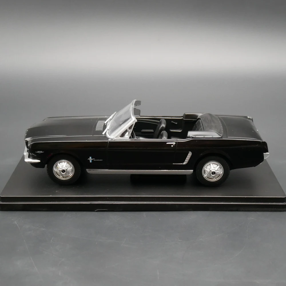 Modèle de voiture miniature moulée sous pression Ford Mustang décapotable  1965 1