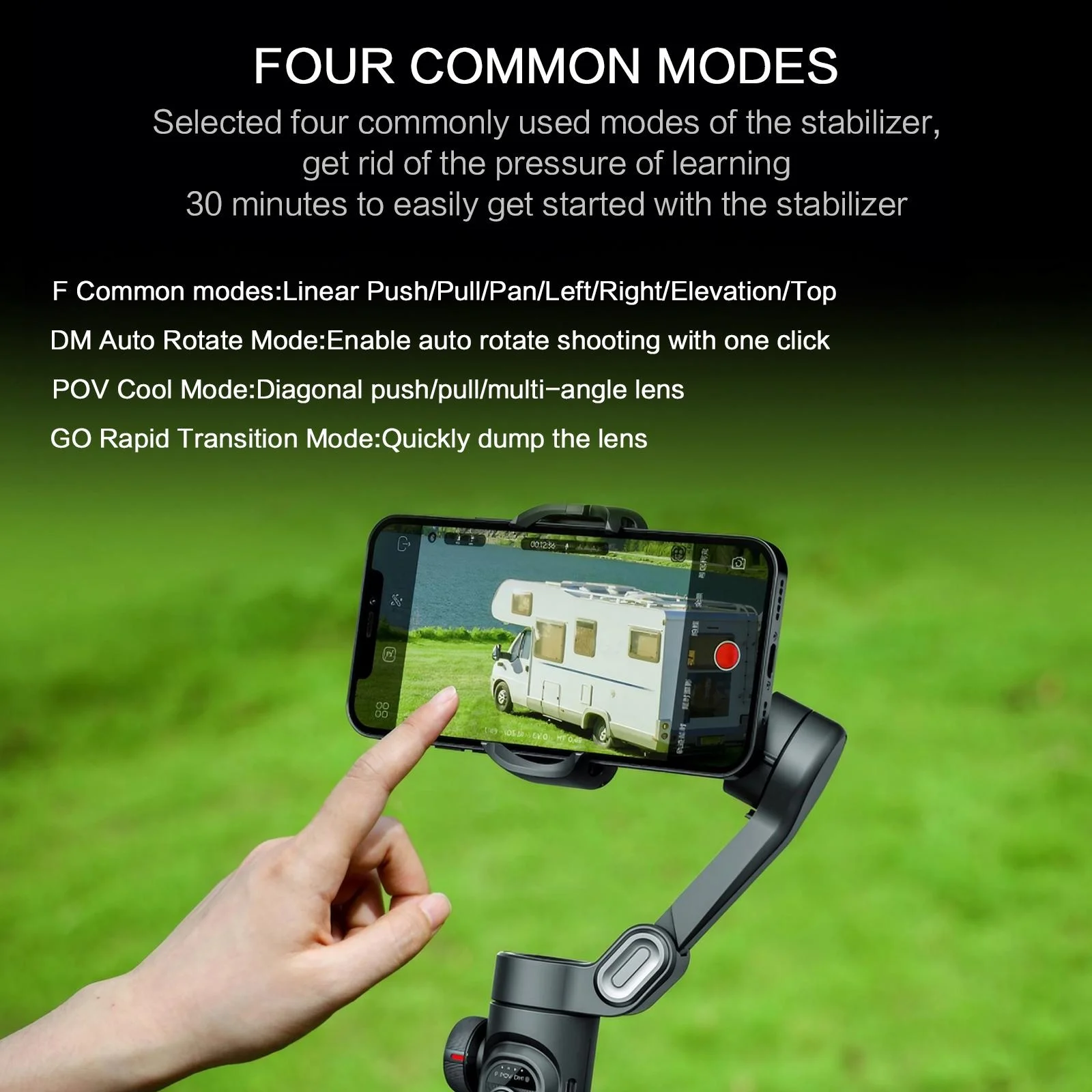 Gimbal pour smartphone plié dans sa housse de transport, accessoires inclus, vue d'ensemble du kit.