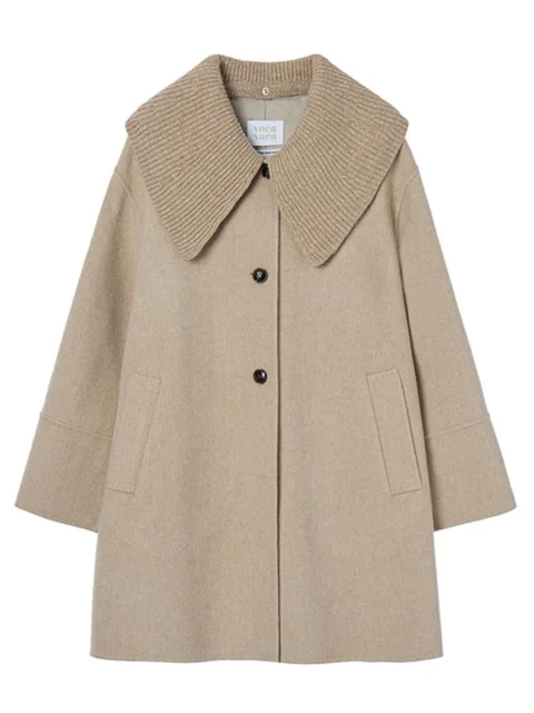 니트 칼라가 장식된 따뜻하고 스타일리시한 양피 오버코트