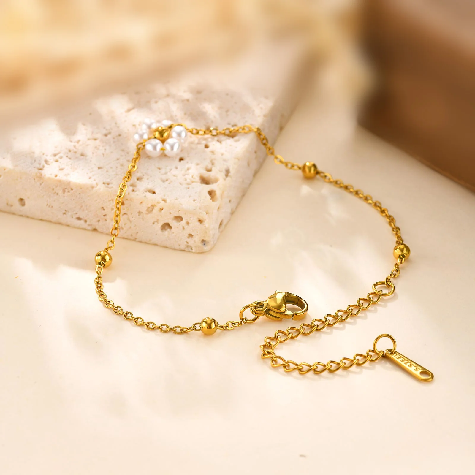 Edelstahl-Armband mit Imitationsperle und Blumenmuster für Damen, schlichter Vintage-Sommerschmuck, niedliches, zierliches, vergoldetes Armband – Detail 8