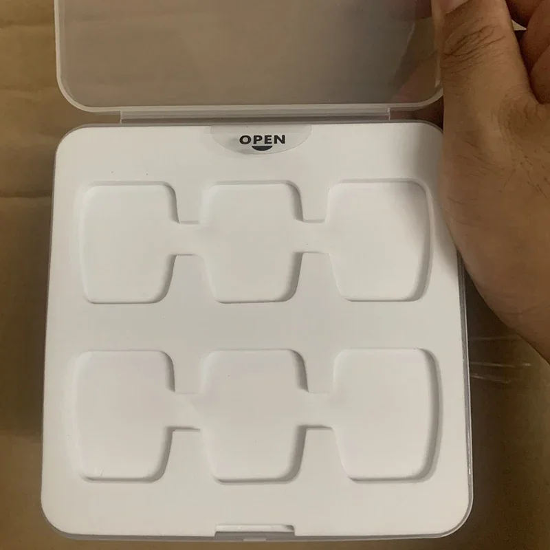 Filtres insérés dans la boîte de rangement DJI Air 3, protection anti-poussière et organisation optimale.