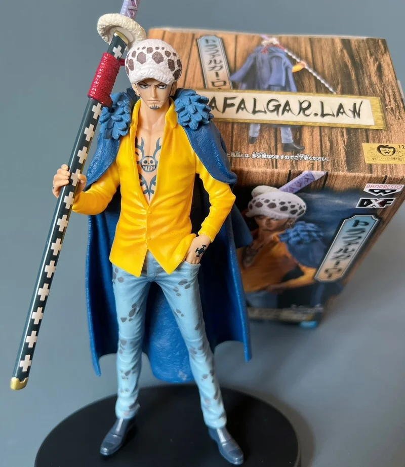 TONY TONY CHOPPER COM ROUPA DO LUFFY E BRAÇOS PRA CIMA ONE PIECE