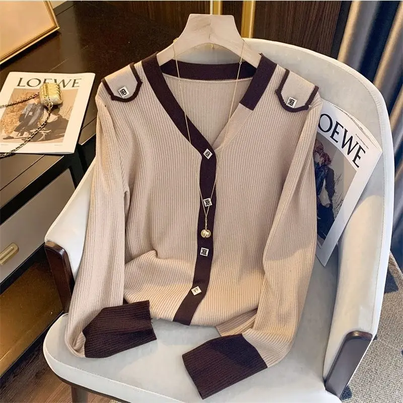 Temperament Women's Top 2023 Autumn and Winter Fashion New Patchwork Button V-neck Long Sleeved Solid Color Casual Sweater